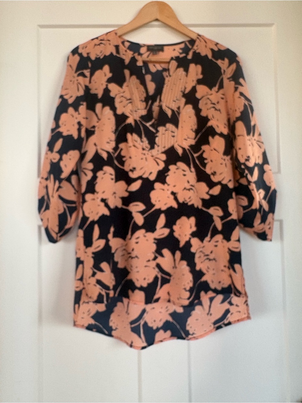 Women’s Peach and Navy Blue Floral V-Neck Floral Blouse Size S by The Limited